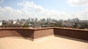 Une terrasse sur le toit offrant une vue sur les gratte-ciel de la ville.