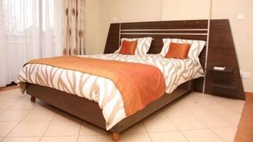 Een bureau, verduisterende gordijnen, gratis wifi, beddengoed