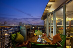 2 bars/lounges, rooftop bar - Golden Silk Boutique Hotel (Hanoi)
