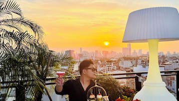 2 bars/lounges, rooftop bar