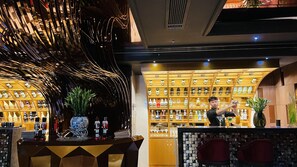 2 bars/lounges, bar met dakterras