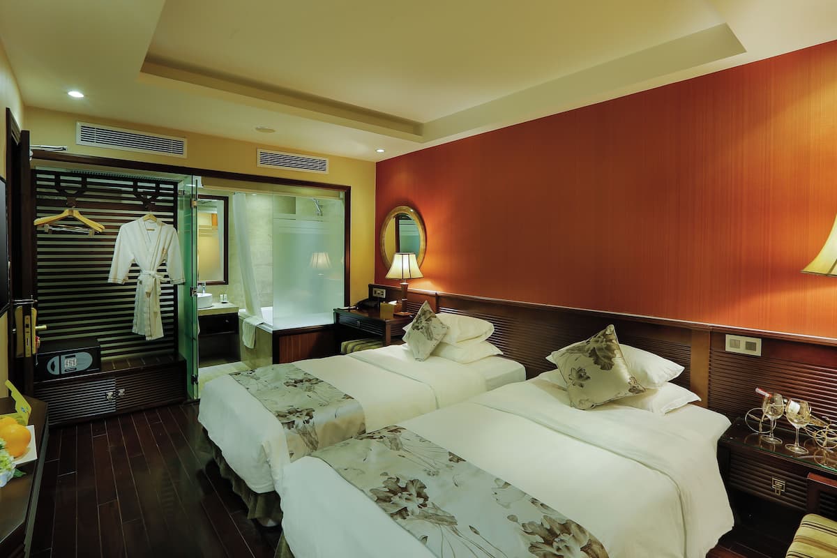 1 bedroom, premium bedding, minibar, in-room safe