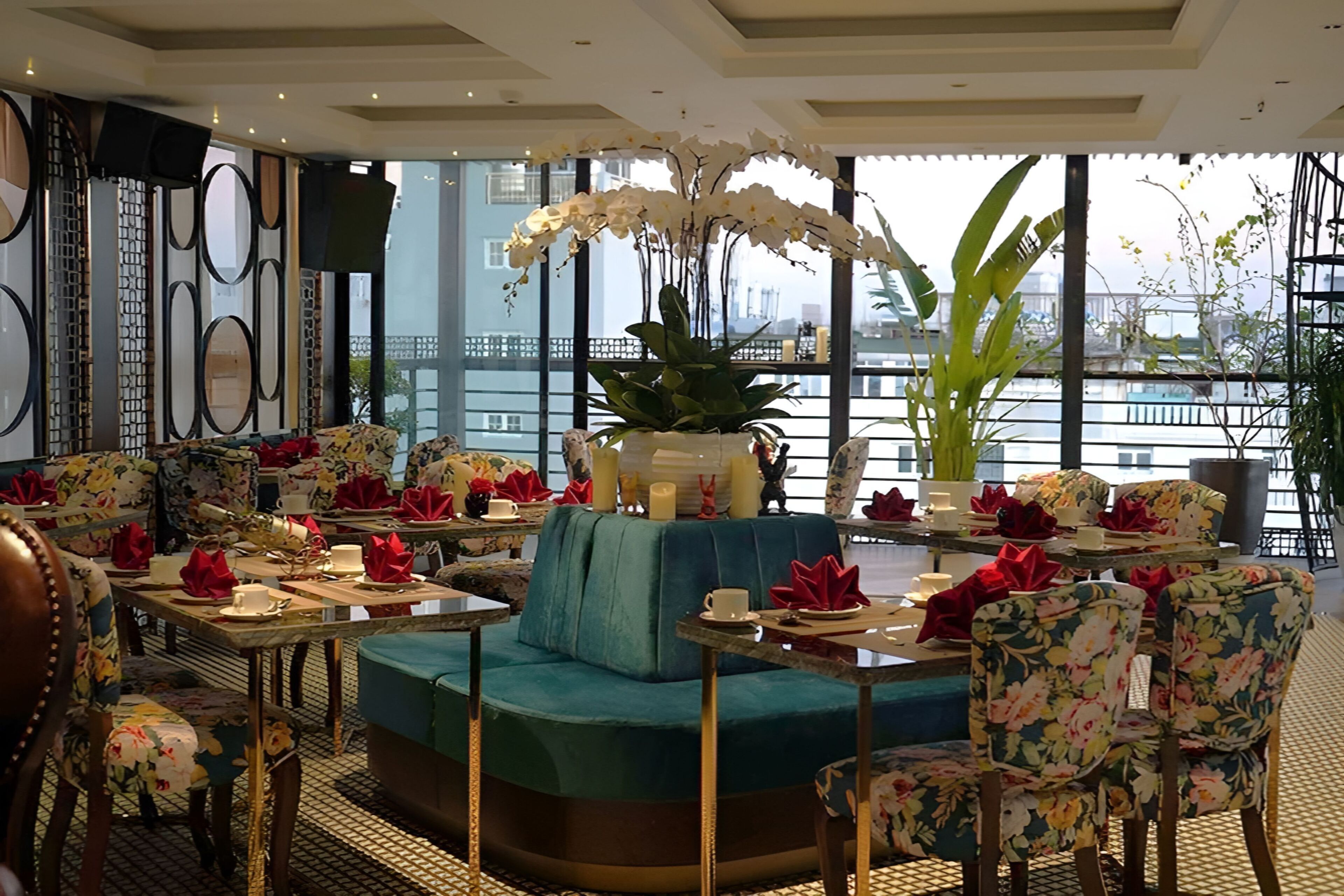 breakfast, lunch and dinner served