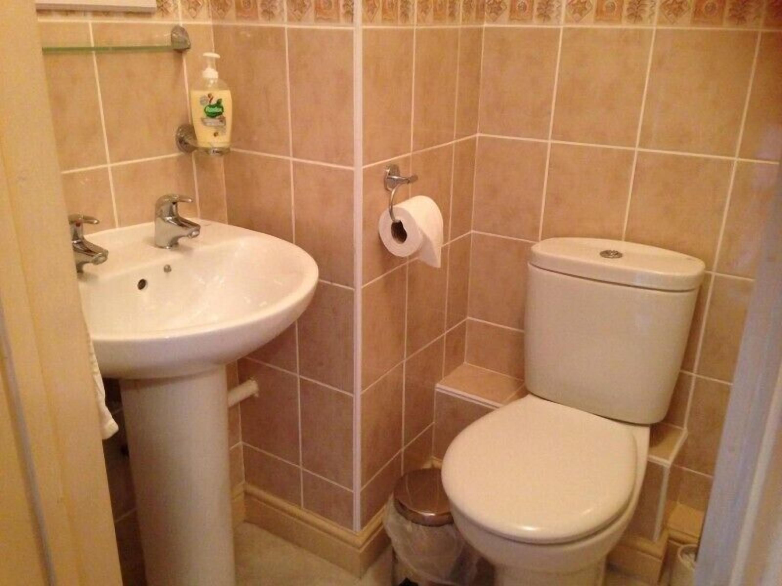 Twin Room, Ensuite | Bathroom | Shower, towels