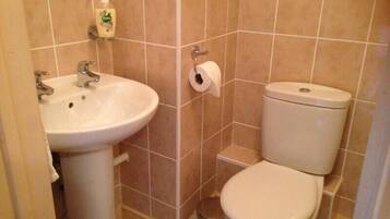 Twin Room, Ensuite | Bathroom | Shower, towels
