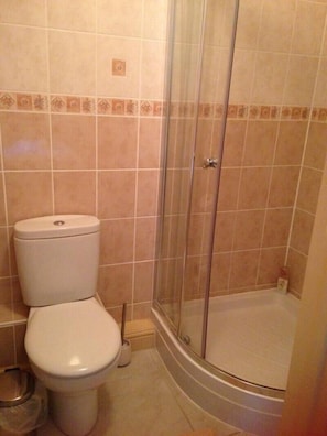 Shower, towels - Westgrange House B&B (Herne Bay)