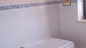 Driepersoonskamer, en-suite badkamer (Bath only) | Badkamer