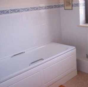 Triple Room, Ensuite (Bath only) | Bathroom | Shower, towels - Westgrange House B&B (Herne Bay)