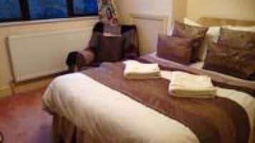 Double Room, Ensuite (Cosy Double, Bath only) | Free WiFi