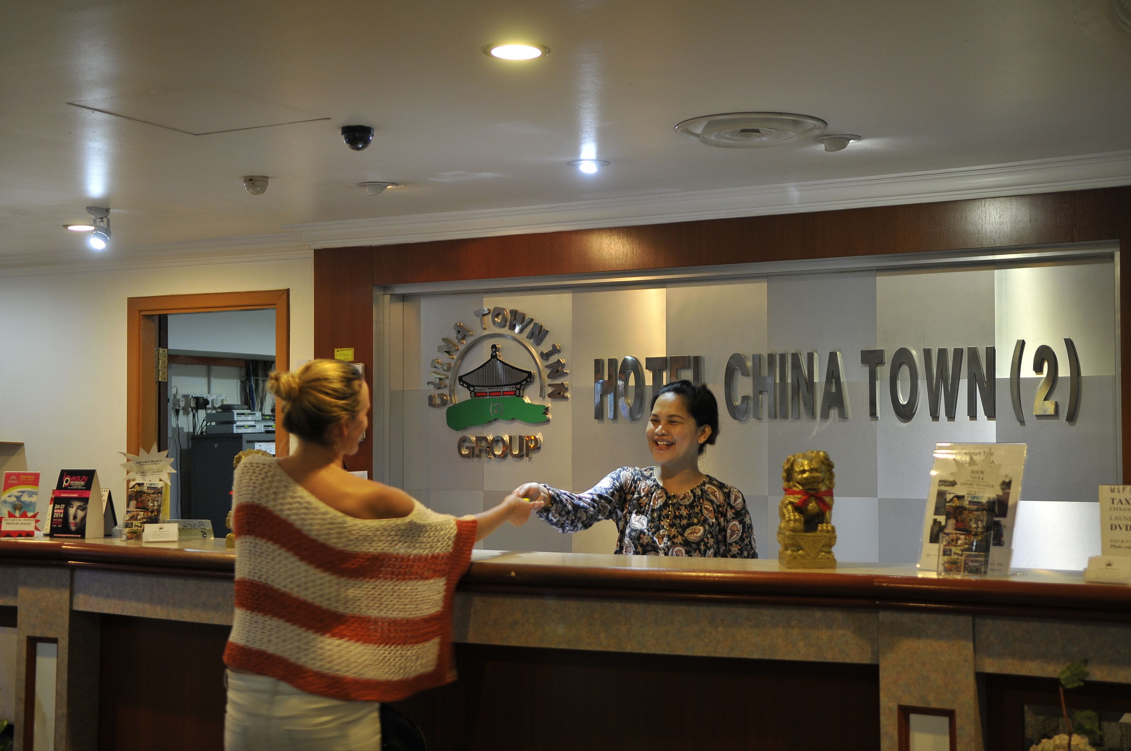 A reception desk with a sign reading "B&B China Town (2)".