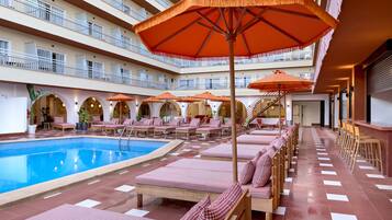 Piscina a l'aire lliure (horari: 10:00-18:00), para-sols i gandules