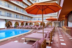 Piscine extérieure, parasols de plage, chaises longues
