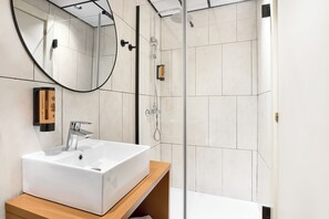 Kostenlose Toilettenartikel, Haartrockner, Handtücher, Seife