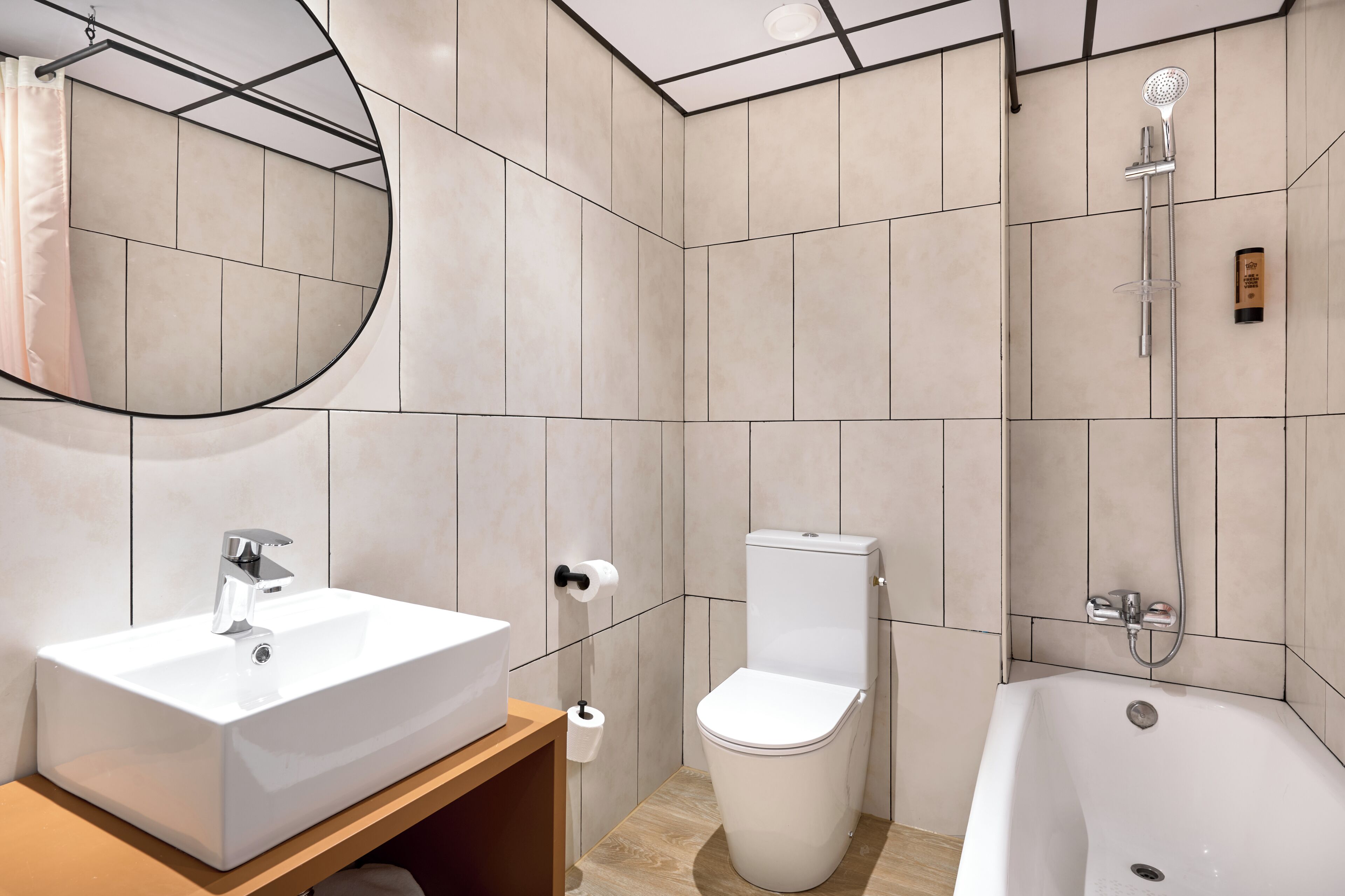 Une salle de bain moderne avec un lavabo, des toilettes et une baignoire.