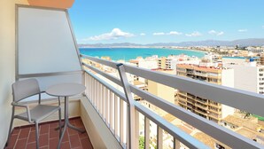 Ein Balkon mit Meerblick, einem Stuhl und einem Tisch.