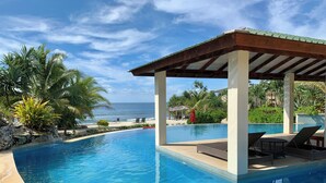 Outdoor pool, pool umbrellas, sun loungers - Nasama Resort (Port Vila)