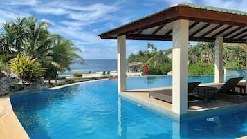 Piscina externa, guarda-sóis, espreguiçadeiras