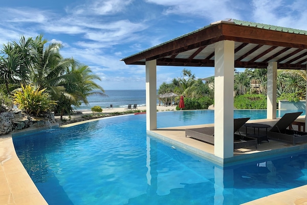 Utendørsbasseng, bassengparasoller og solsenger