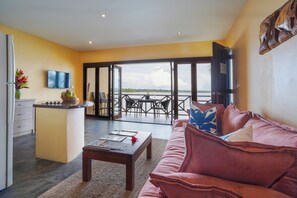 Deluxe suite, 1 kingsize bed, uitzicht op zee, aan zee | Luxe beddengoed, een kluis op de kamer, een strijkplank/strijkijzer