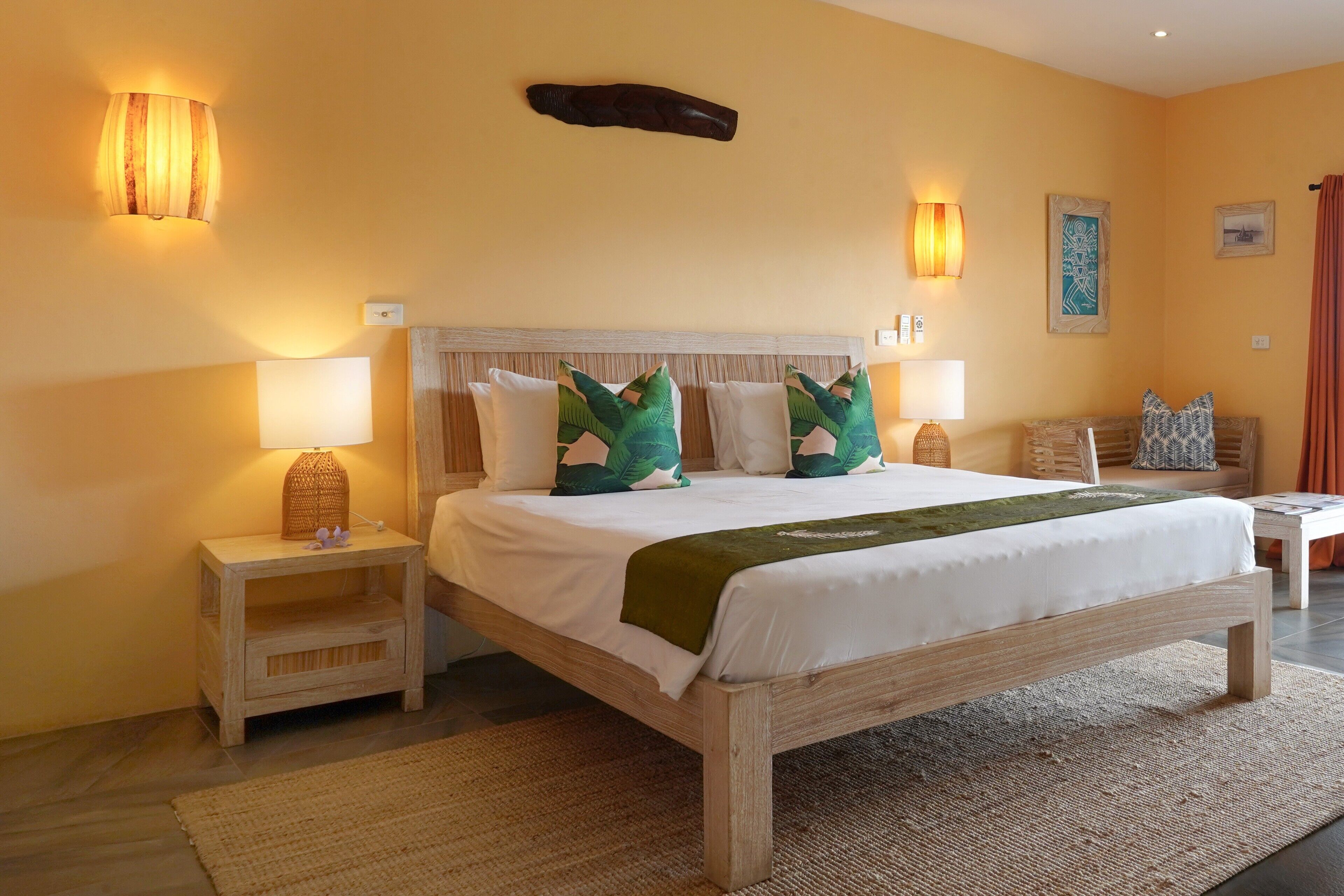 Premium bedding, in-room safe, iron/ironing board, free WiFi