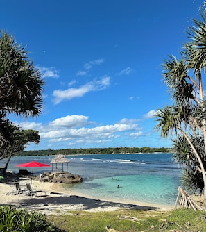 Private beach, sun loungers, beach umbrellas, beach towels - Nasama Resort (Port Vila)