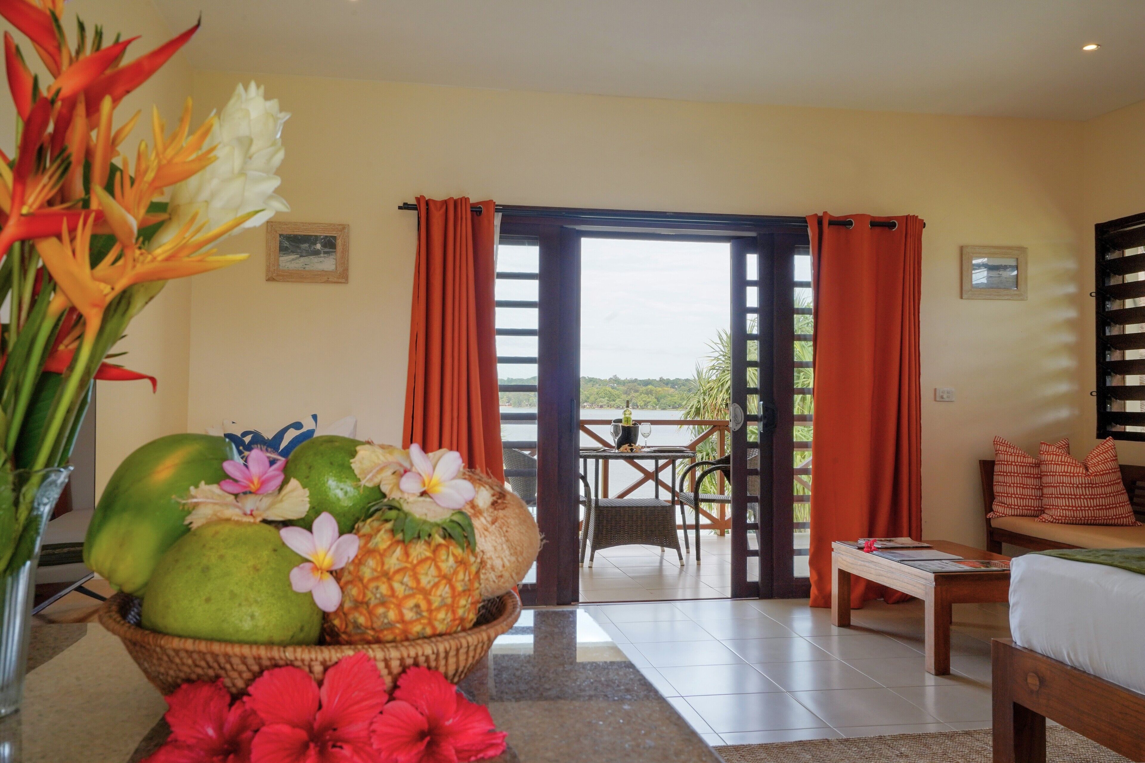 Una habitación con comedor, cama y vista a través de una puerta abierta.