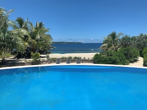 Outdoor pool, pool umbrellas, sun loungers - Nasama Resort (Port Vila)