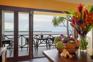 Ropa de cama de alta calidad y caja de seguridad en la habitación 