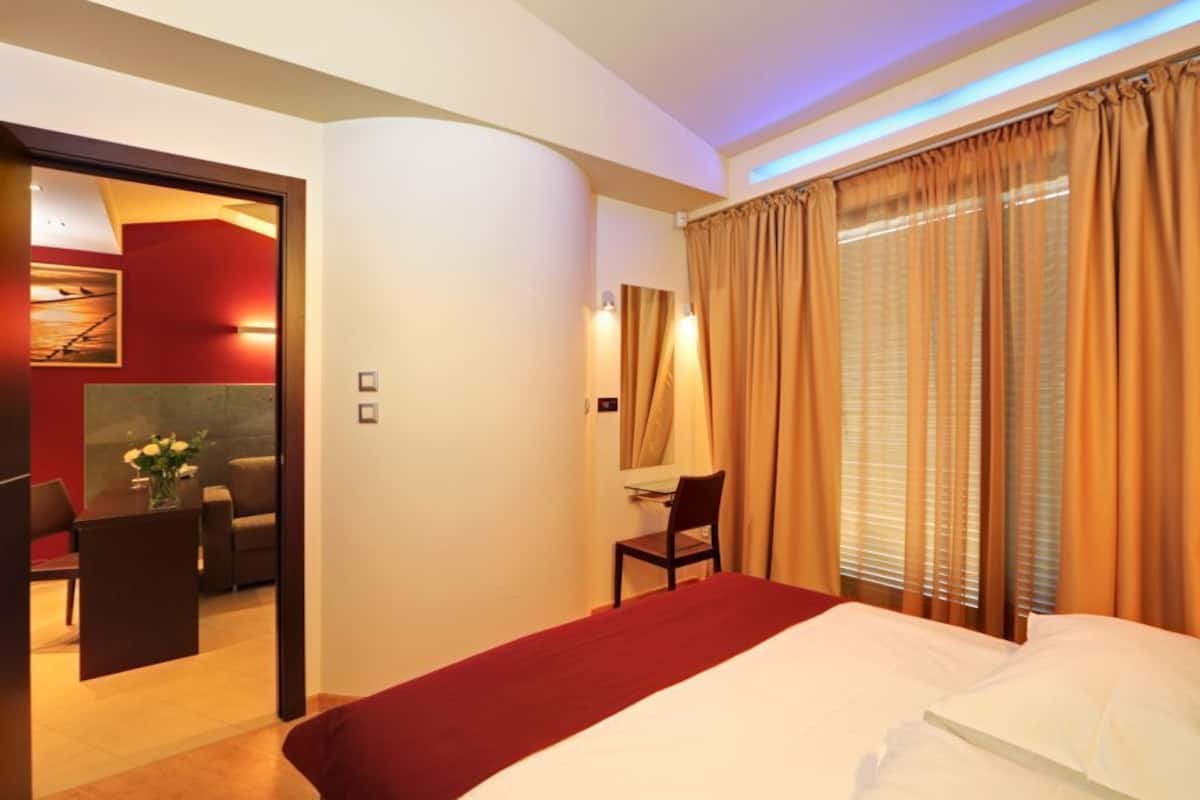 Suite, balkon | Brankas, meja kerja, dan tirai kedap cahaya