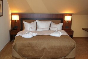 ملاءات للفراش لا تسبب الحساسية وميني بار وخزنة داخل الغرفة ومكتب