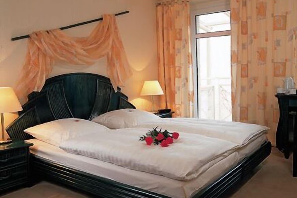 Family Room | Hypo-allergenic bedding available, minibar, in-room safe, desk