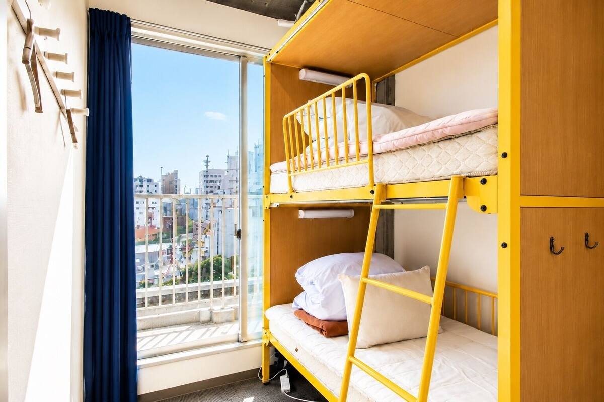 Habitación económica con 2 camas individuales, para no fumadores (Bunk bed room) | Cortinas blackout, tabla de planchar con plancha y wifi gratis