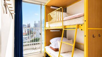 Quarto duplo econômico, para não fumantes (Bunk bed room) | Cortinas blackout, ferros/tábuas de passar roupa, Wi-Fi de cortesia