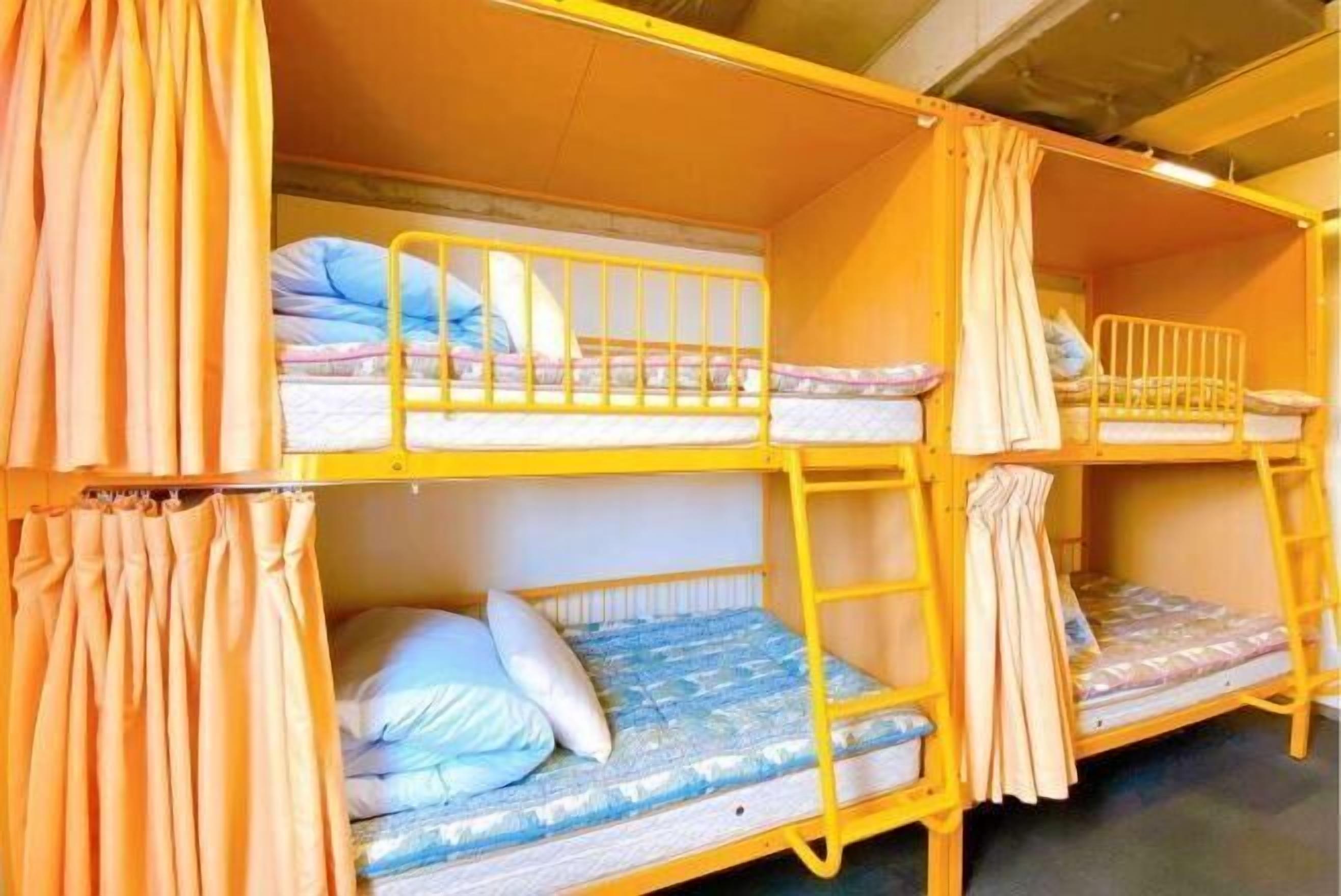 Sötétítőfüggöny, vasaló/vasalódeszka, ingyenes wifi és ágynemű