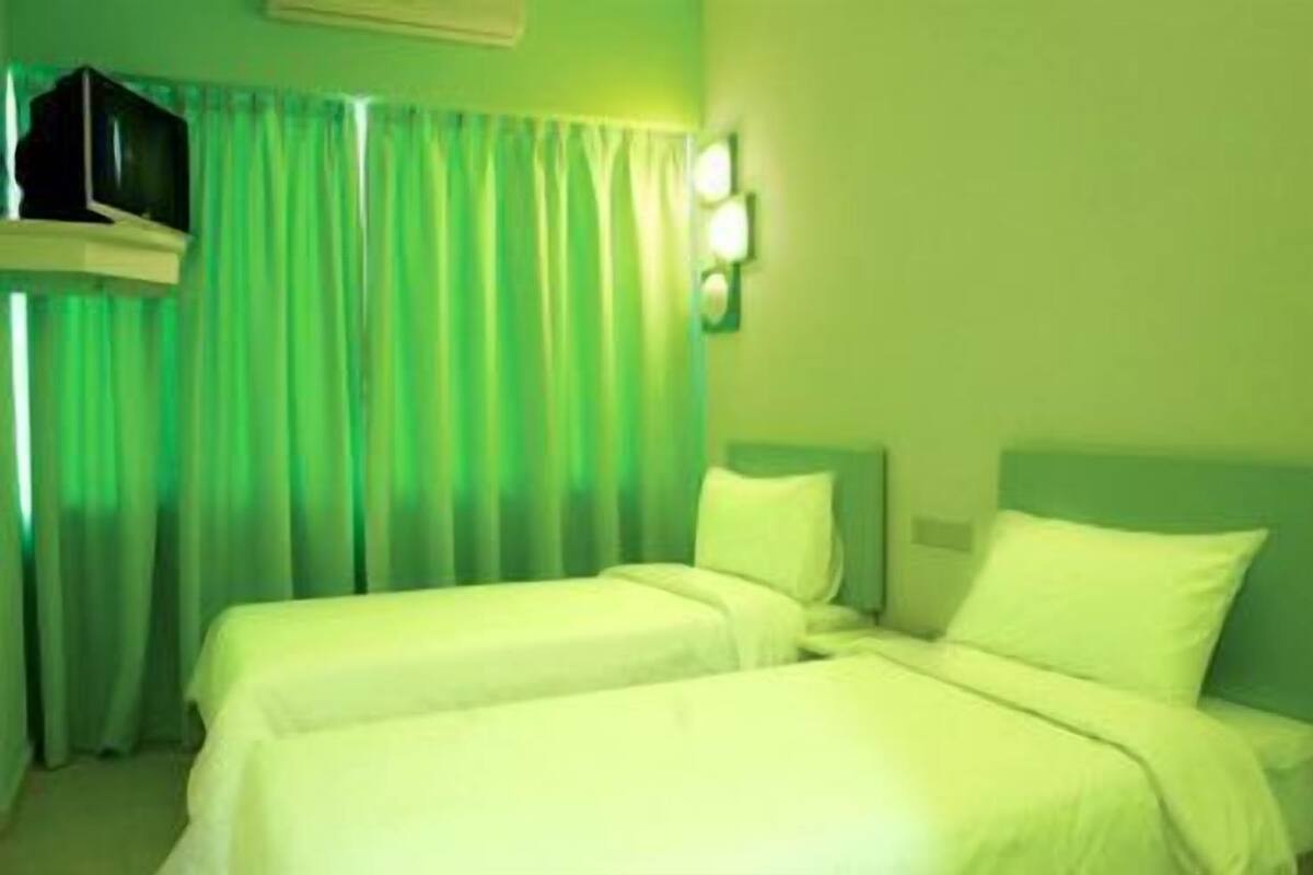 豪華雙床房 | 房內夾萬、摺床/加床 (收費)、免費 Wi-Fi