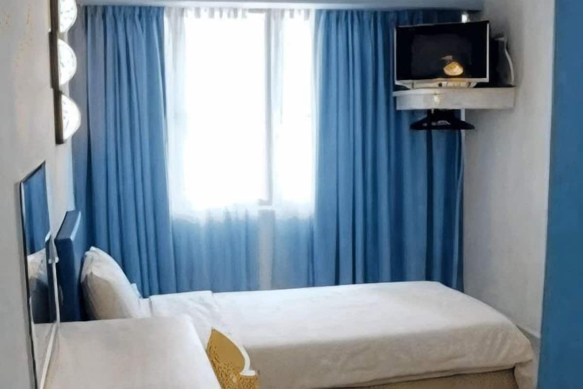 房內夾萬、摺床/加床 (收費)、免費 Wi-Fi