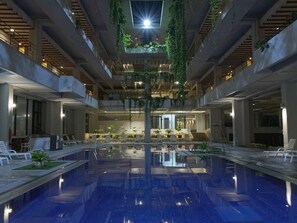 Innendørsbasseng, utendørsbasseng og solsenger