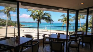 A restaurant with a view of a beach and ocean. - THE MOON BEACH MUSEUM RESORT (Onna)