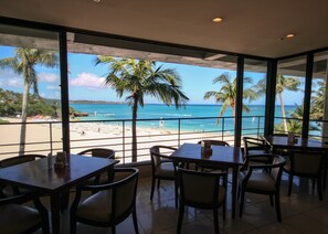 2 restaurants; breakfast, lunch, and dinner served - THE MOON BEACH MUSEUM RESORT (Onna)