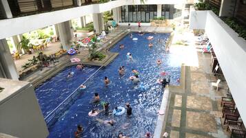Una piscina techada, una piscina al aire libre