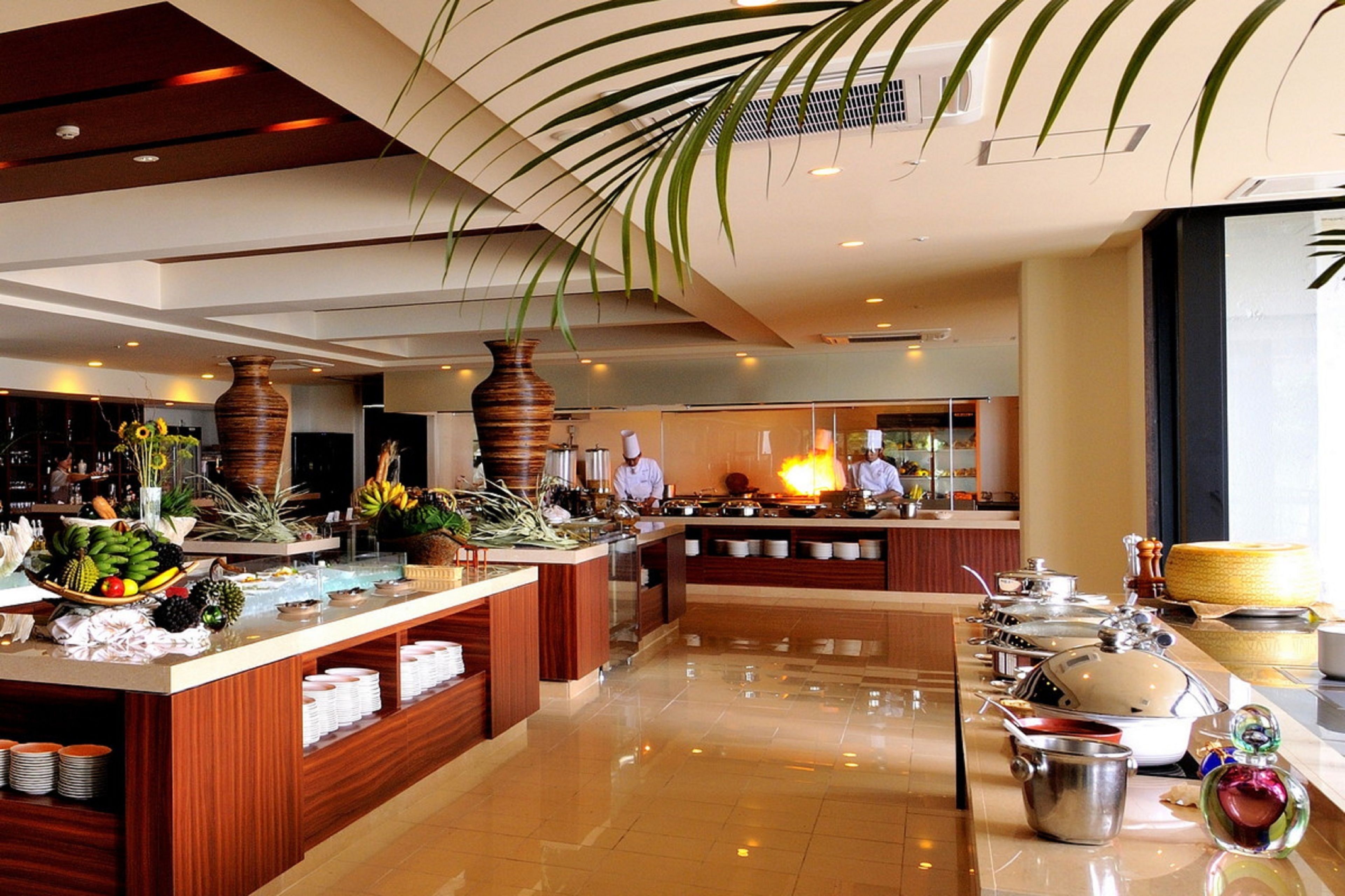 2 restaurants, breakfast served