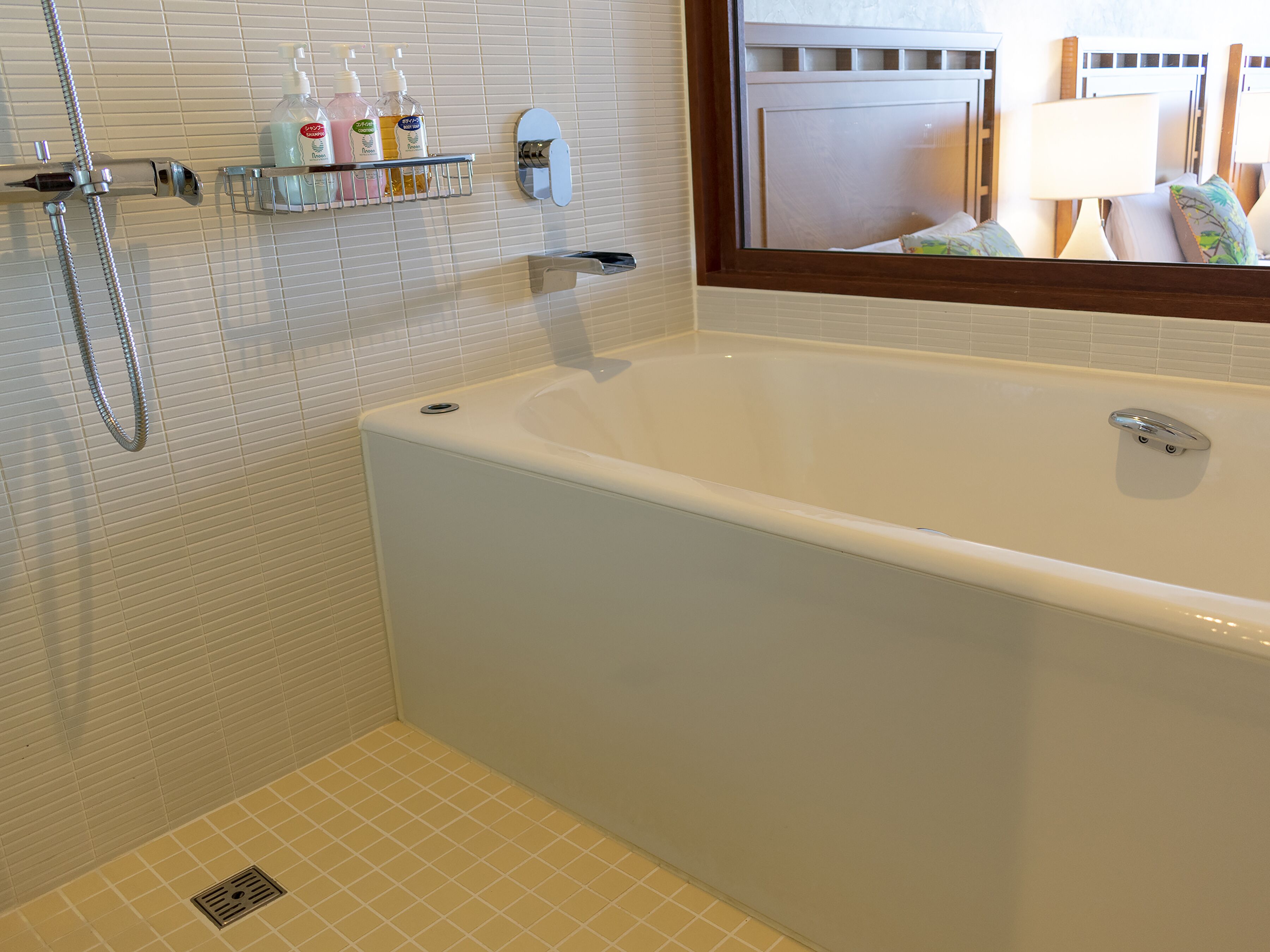 Ein Badezimmer mit Badewanne, Dusche und Spiegel.