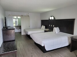 Quarto standard, 2 camas Queen, para não fumantes | Ferros/tábuas de passar roupa, Wi-Fi de cortesia, roupa de cama