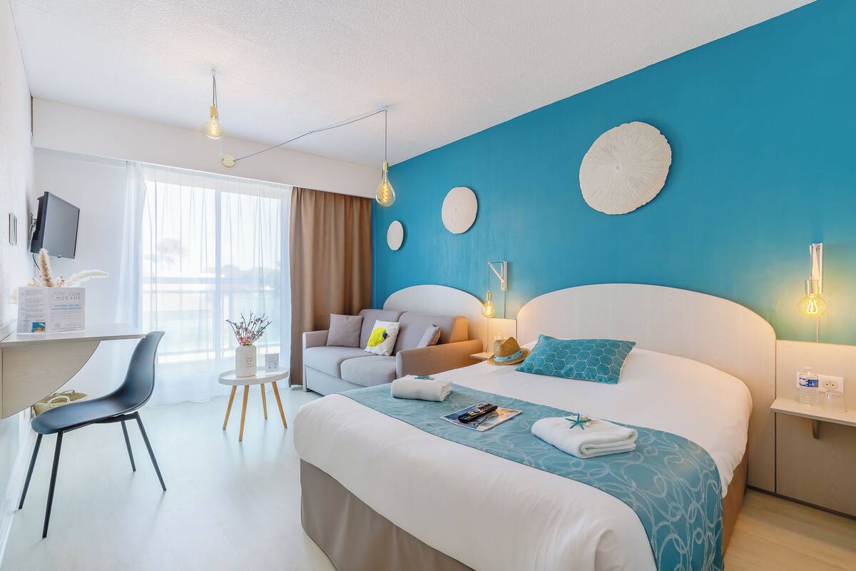 ห้องซิกเนเจอร์ | เตียง Select Comfort, โต๊ะทำงาน, พื้นที่ทำงานแบบใช้แล็ปท็อป