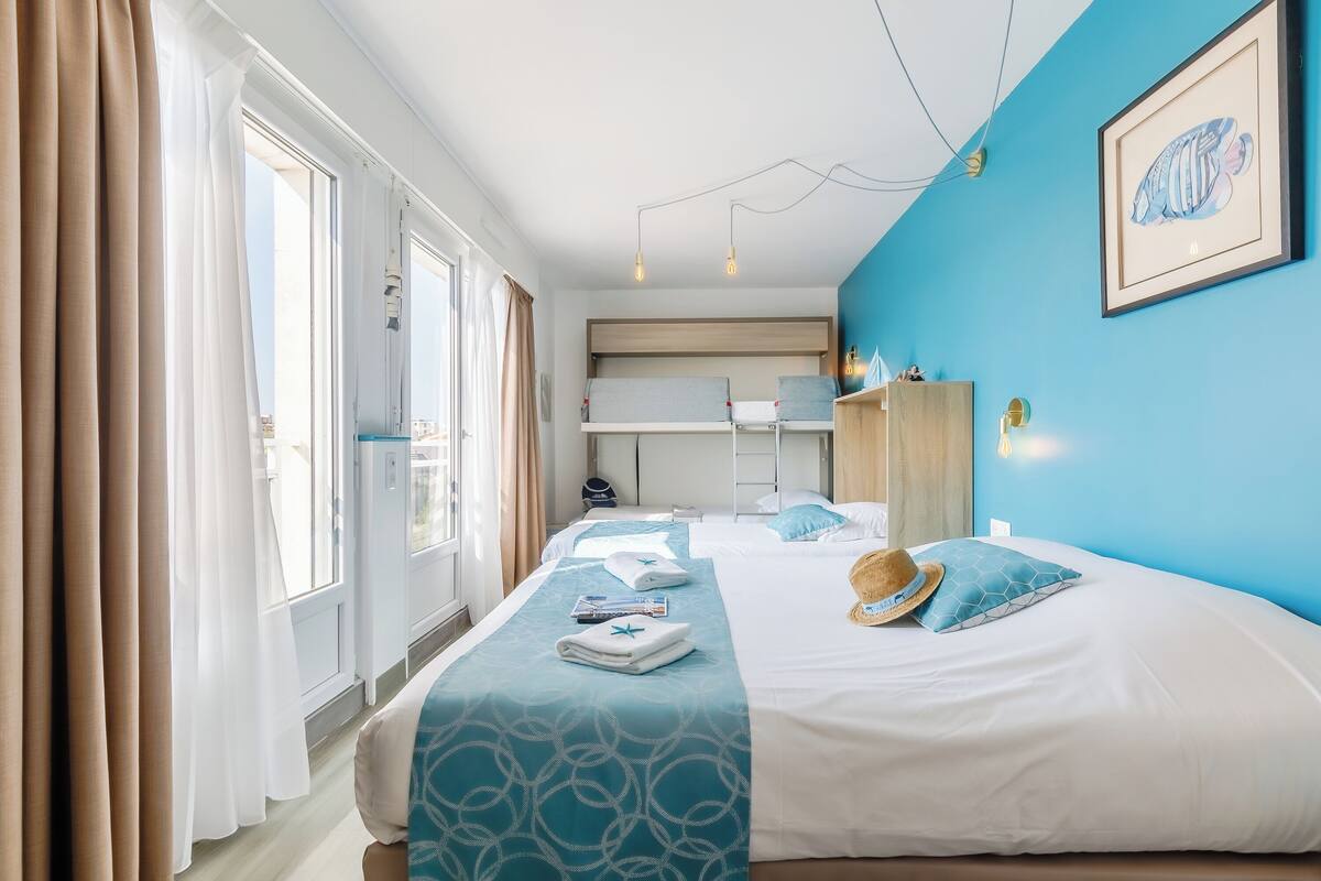 ห้องแฟมิลี่, หลายเตียง, ปลอดบุหรี่, วิวสวนหย่อม | เตียง Select Comfort, โต๊ะทำงาน, พื้นที่ทำงานแบบใช้แล็ปท็อป