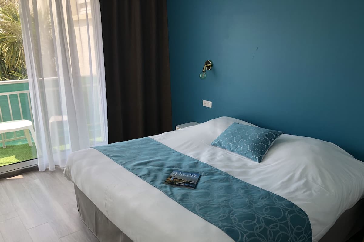 Superior Connecting Quadruple Room | 1 bedroom, Select Comfort beds, individually furnished, desk