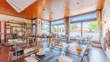 Desayuno buffet (EUR 15 por persona)