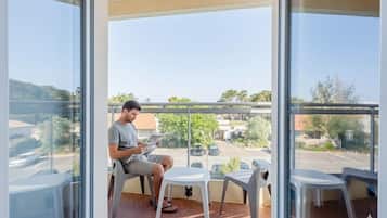 Comfort-Dreibettzimmer, Nichtraucher, Terrasse | Select-Comfort-Betten, individuell eingerichtet, Schreibtisch