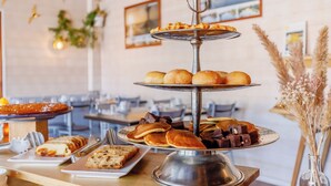 Une présentation de desserts à plusieurs niveaux, comprenant divers gâteaux et pâtisseries.