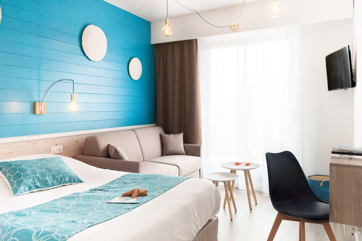 comfort quadruple room, 1 double bed with sofa bed, non smoking, city view | 1 bedroom, select comfort beds, individually furnished, desk